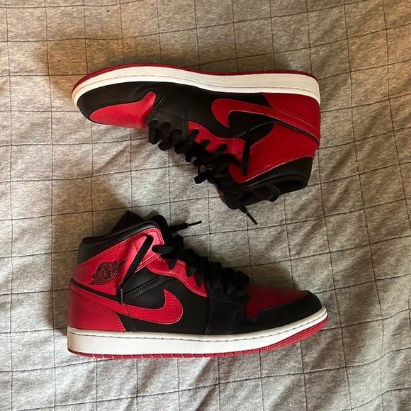 Nike Jordan 1 Banned - Picture 2 of 8